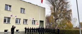 Uroczyste podniesienie flagi państwowej z okazji obchodów 104 rocznicy odzyskania przez Polskę Niepodległości - strażacy w ubraniach koszarowych koloru czarnego