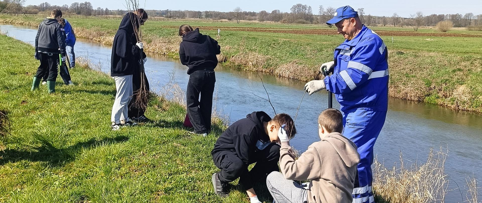 Zdjęcie sytuacyjne. Dzieci nad rzeką