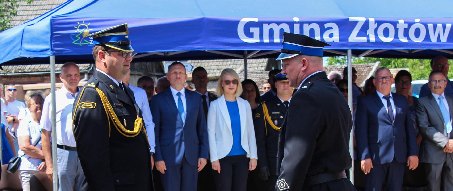 składanie meldunku komendantowi podcas uroczystości