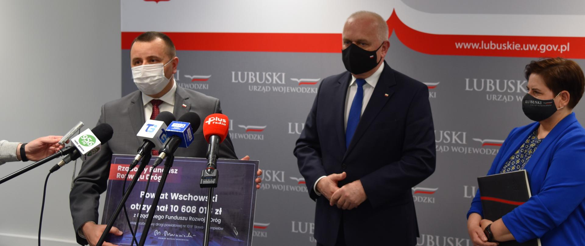 Starosta wschowski trzyma symboliczny czek na 10 608 018 zł, które samorząd otrzyma w ramach dofinansowania z Rządowego Funduszu Rozwoju Dróg. Obok wojewoda lubuski i dyrektor infrastruktury LUW