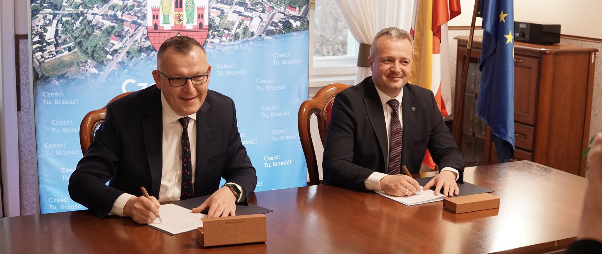 Dwóch mężczyzn podczas podpisania umowy