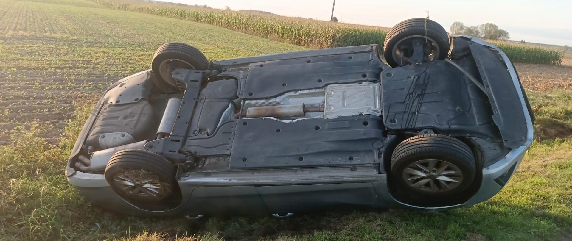 Samochód osobowy po dachowaniu w rowie