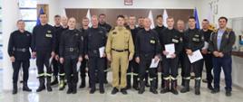 Grupowe zdjęcie uczestników szkolenia (15 osób) w towarzystwie Komendanta Centralnej Szkoły PSP wraz z dwójką funkcjonariuszy CS PSP oraz wykładowcy