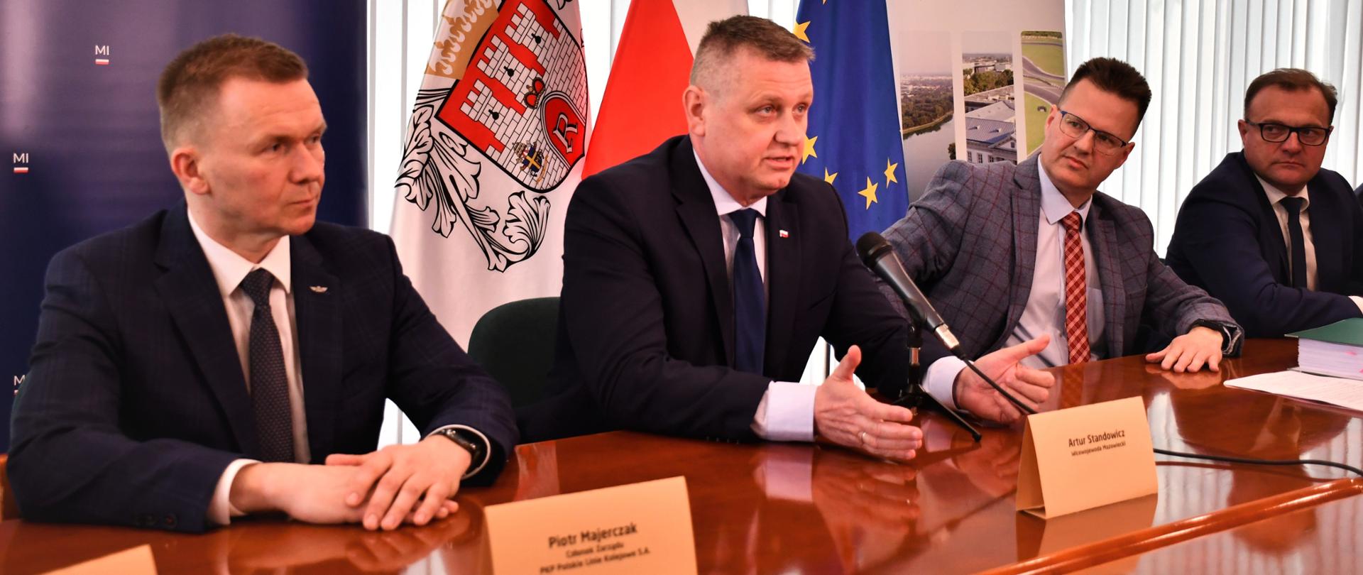 Na zdjęciu widać czterech mężczyzn