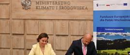 Urszula Zielińska - Sekretarz Stanu w MKiŚ, Robert Gajda - Zastępca Prezesa Zarządu NFOŚiGW, podczas podpisywania umowy w siedzibie MKiŚ.