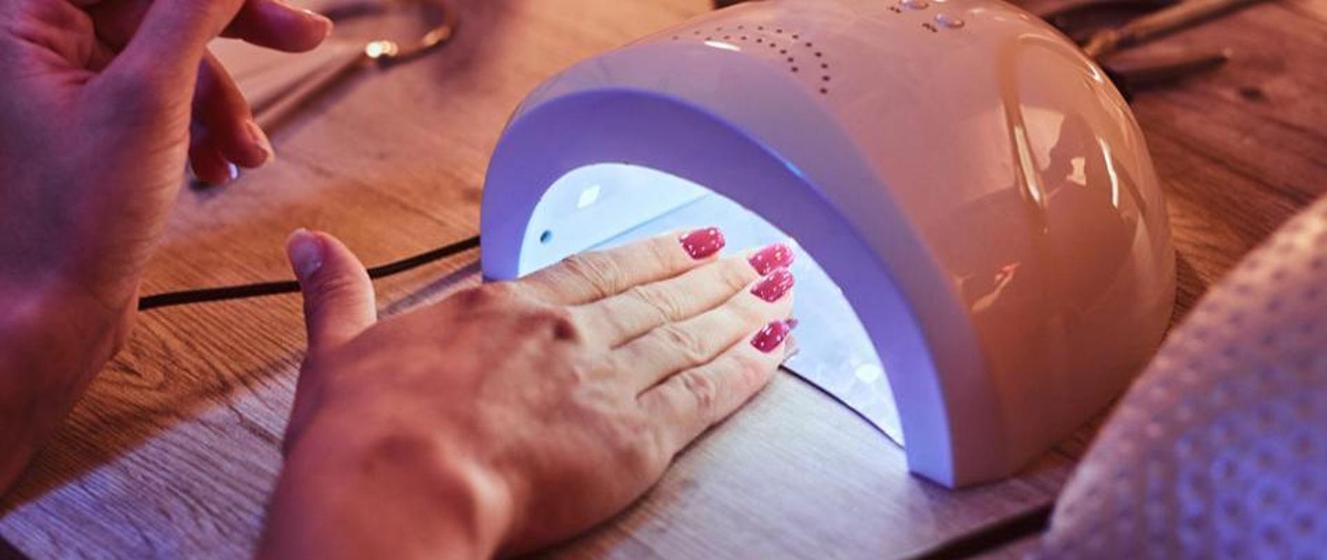 Zdjęcie przedstawia rękę kobiety wykonującą manicure hybrydowy