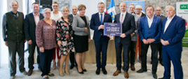 Wojewoda Mikołaj Bogdanowicz wręcza Burmistrzowi Więcborka Waldemarowi Kuszewskiemu symboliczny czek na dofinansowanie inwestycji drogowych w Gminie Więcbork