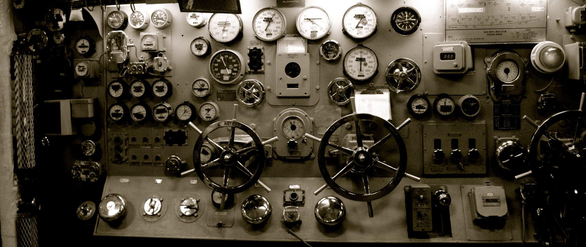 grafika symboliczna - zegary kontrolne i koła sterownicze