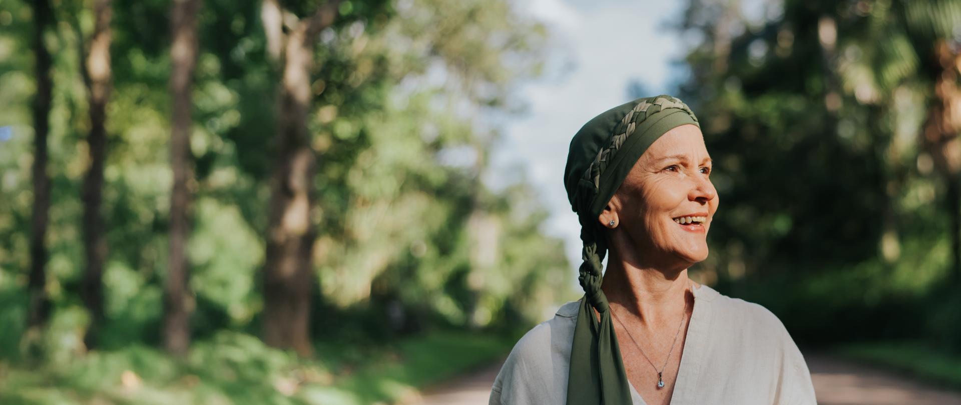 starsza kobieta z chustą na głowie