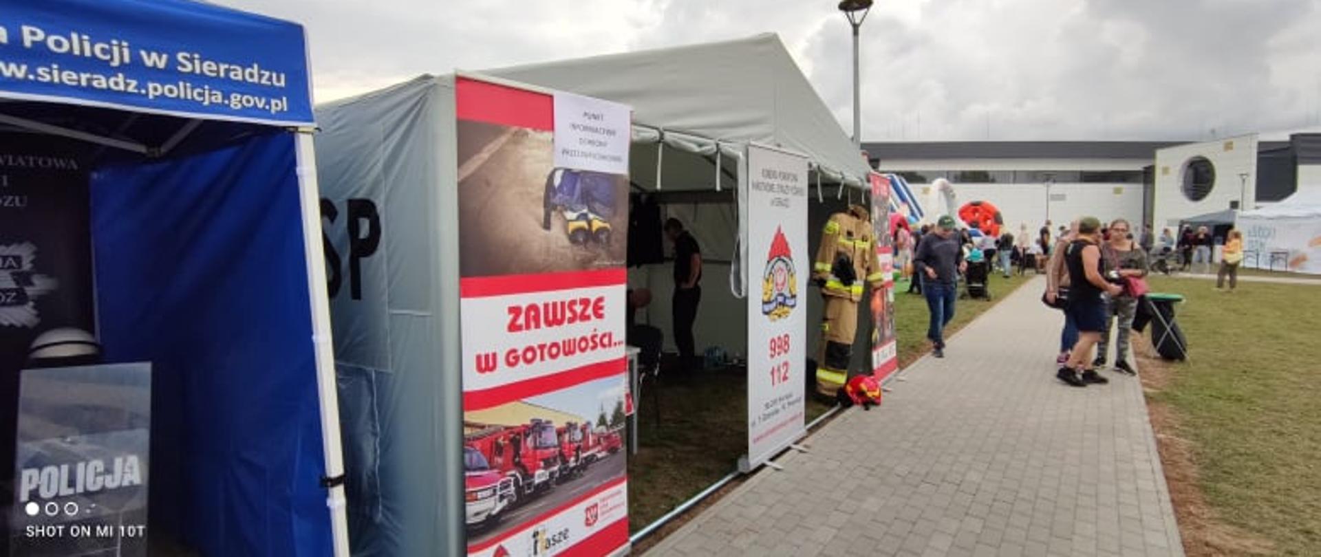 uczestnicy pikniku w Ostrowie przy namiotach wystawowych