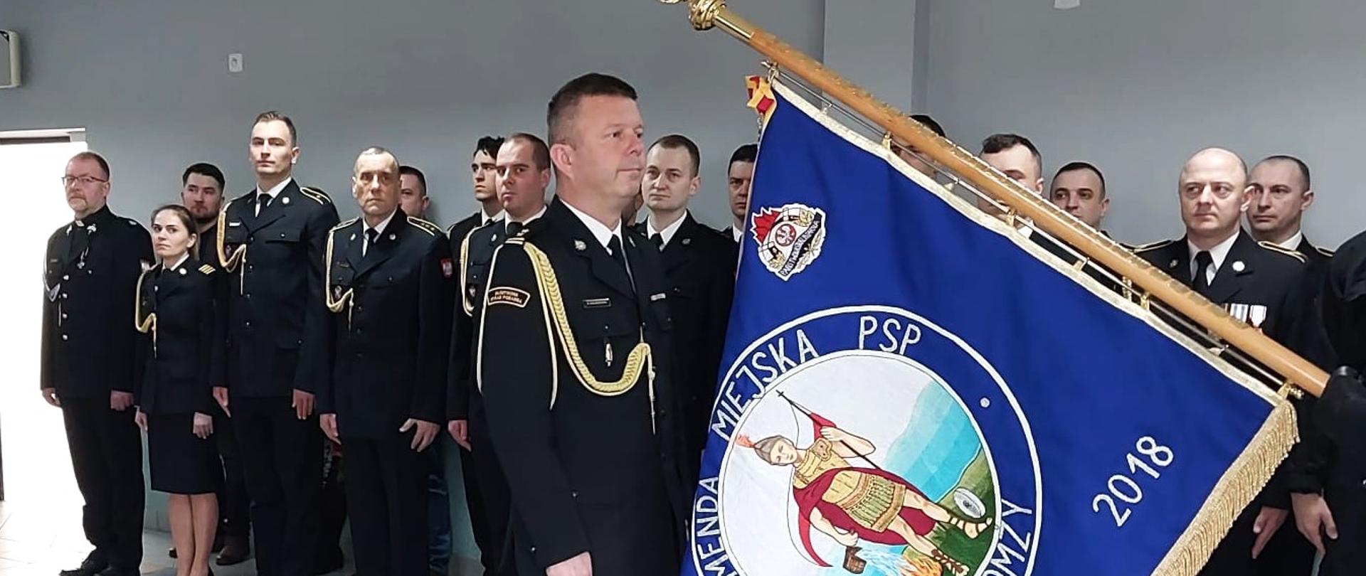 Komendant Miejski PSP w Łomży żegna się ze sztandarem komendy