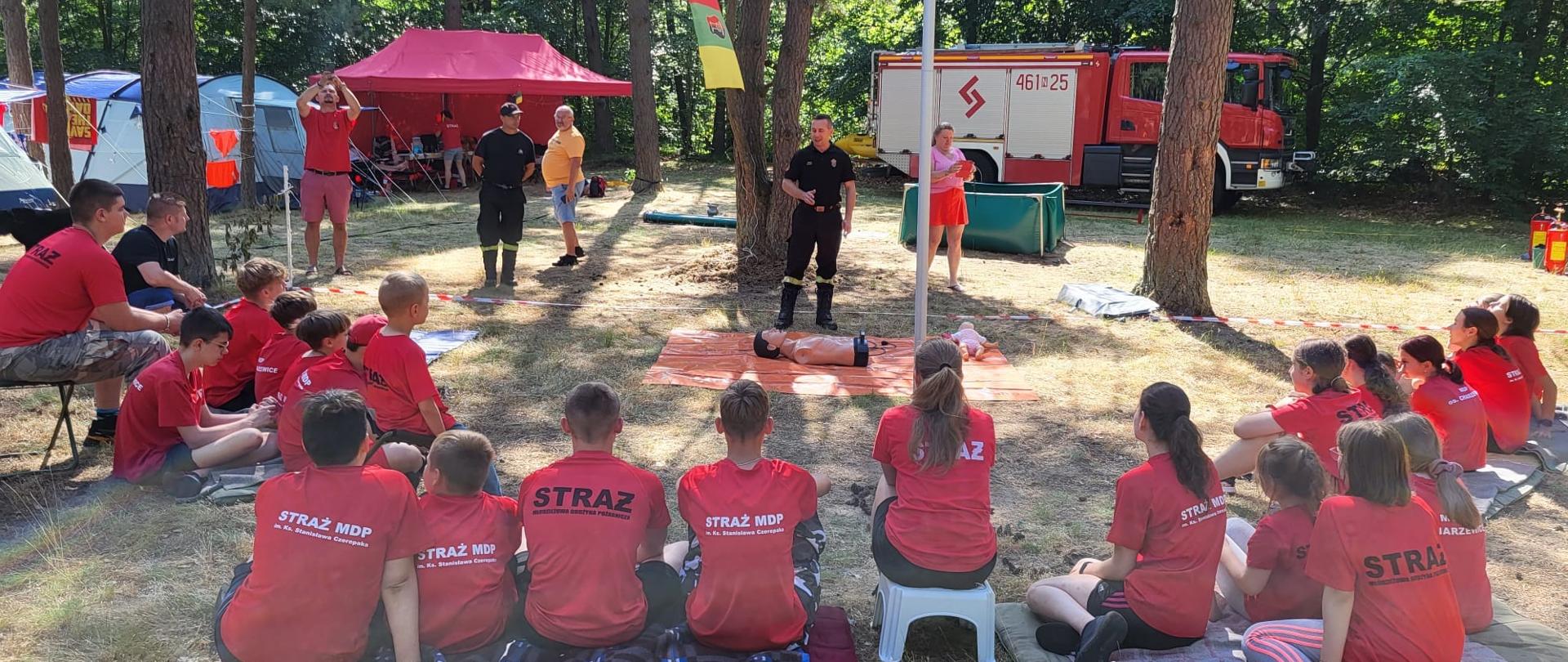Strażak prowadzi szkolenie dla członków Młodzieżowej Drużyny Pożarniczej