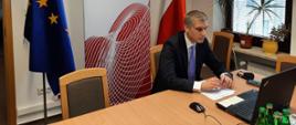 Minister Nowak w swoim gabinecie uczestniczy w spotkaniu ECOFIN
