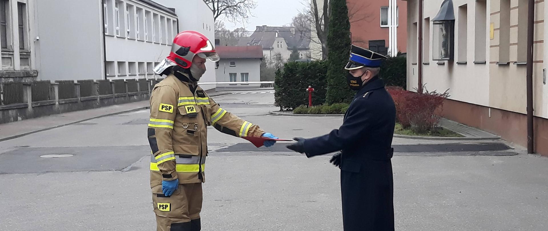 Wręczenie aktu przez komendanta