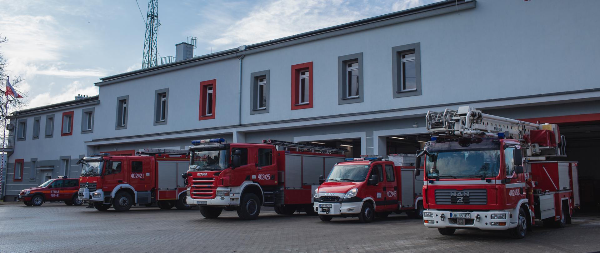Plac Jednostki Ratowniczo-Gaśniczej w Grodkowie na którym ustawione są samochody bojowe.