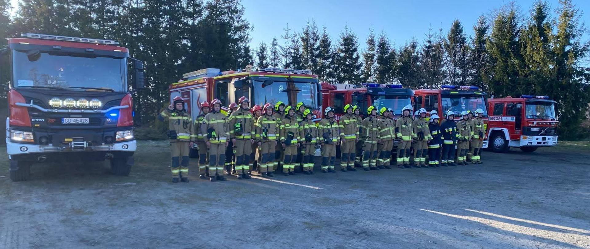 Na zdjęciu funkcjonariusze z JRG w Pucku oraz druhowie biorący udział w ćwiczeniach na obiekcie w Rzucewie oddają hołd tragicznie zmarłemu druhowi z OSP Trąbki. 