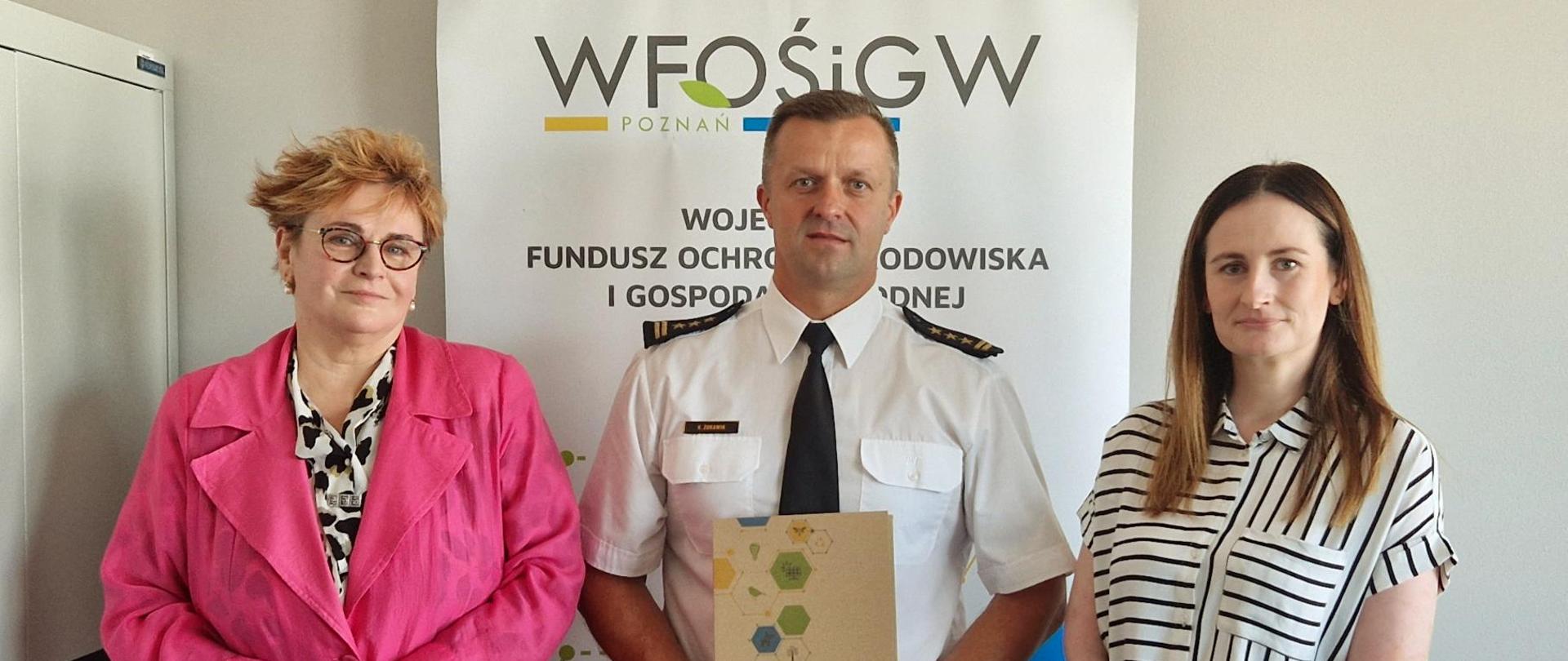 Zdjęcie przedstawia prezes WFOŚiGW w Poznaniu, komendanta powiatowego PSP w Kole oraz główną księgową KP PSP w Kole podczas podpisania umowy