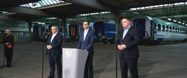 
Premier Mateusz Morawiecki i minister infrastruktury Andrzej Adamczyk podczas konferencji prasowej w Poznaniu 