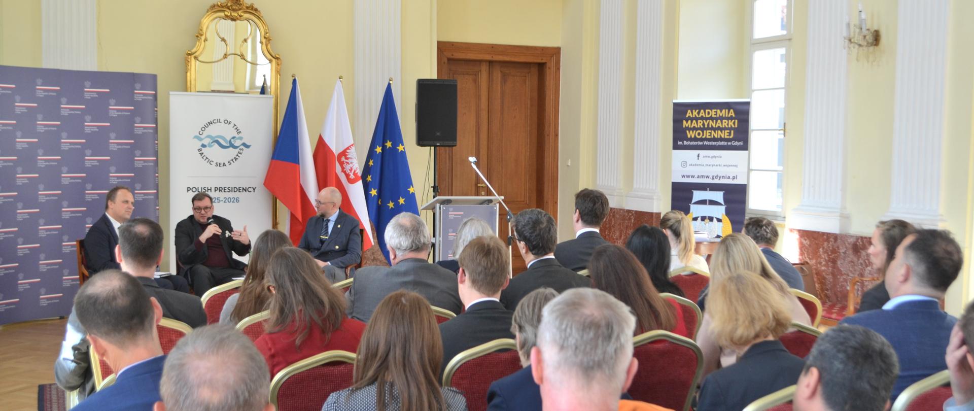 Debata w sali, analityk Jireš przemawia