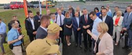 Widoczni uczestnicy uroczystości oddania do użytku drogi ekspresowej s11.