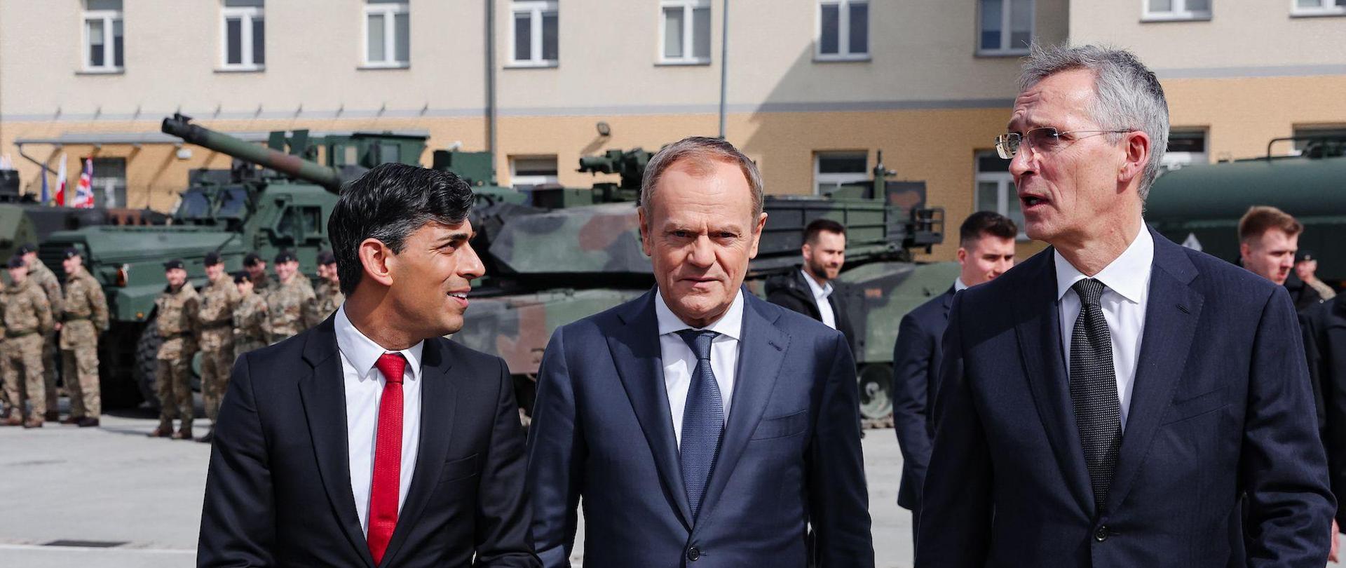 Premier Donald Tusk, Premier Wielkiej Brytanii Rishi Sunak, Sekretarz generalny NATO Jens Stoltenberg, w 1 Warszawskiej Brygadzie Pancernej im. gen. Tadeusza Kościuszki w Warszawie w ramach trójstronnego spotkania o bezpieczeństwie międzynarodowym.