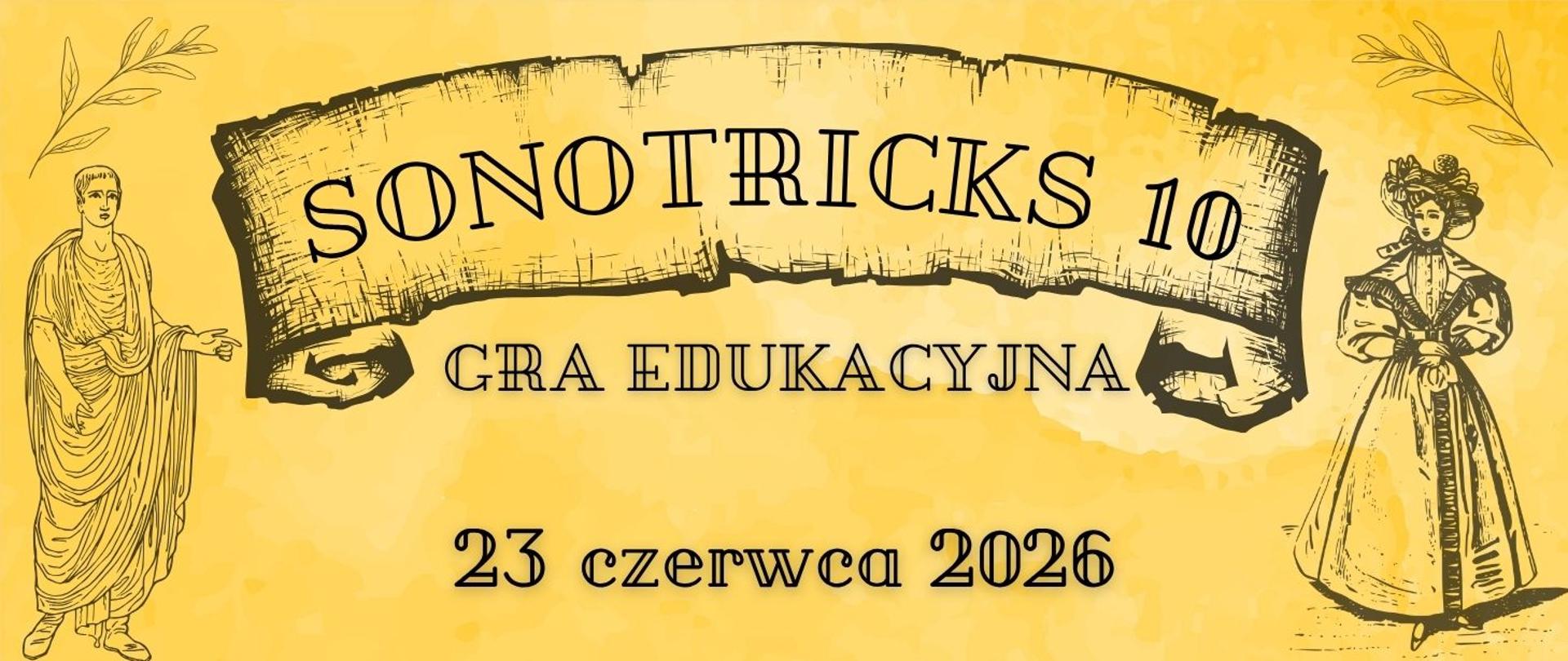 Poziomy baner w stylu vintage na żółtym tle imitującym stary pergamin. Centralnym elementem jest duża, wyrysowana czarną kreską szarfa z napisem „SONOTRICKS 10”. Poniżej, ozdobną, konturową czcionką zapisano „GRA EDUKACYJNA” oraz datę „23 czerwca 2026”. Kompozycję dopełniają dwie postacie narysowane w stylu dawnych rycin: po lewej stronie mężczyzna w antycznej todze wskazujący dłonią na środek, a po prawej kobieta w eleganckiej, historycznej sukni i kapeluszu. W górnych rogach baneru umieszczono delikatne szkice gałązek z liśćmi.