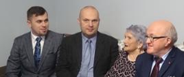 Na zdjęciu od lewej Zbigniew Sadowski, Wójt Gminy Raciąż, Robert Kochański, Kierownik Delegatury MUW w Ciechanowie, Jubilatka Pani Michalina Bloch oraz Andrzej Berent, Kierownik Placówki Terenowej Kasy Rolniczego Ubezpieczenia Społecznego w Ciechanowie.
