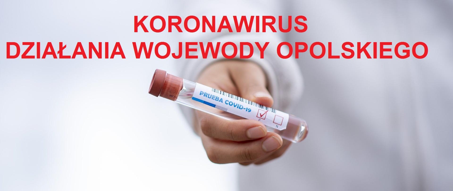dłoń z fiolką testową pokazującą pozytywny wynik testu na COVID-19, nad dłonią napis koronawirus działania wojewody opolskiego