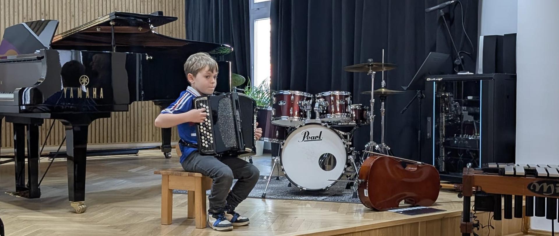 Galeria 11 zdjęć z audycji muzycznych z cyklu "Złota pięciolinia zaprasza" - 19.11.2025 - dzieci i nauczyciele grają na instrumentach
