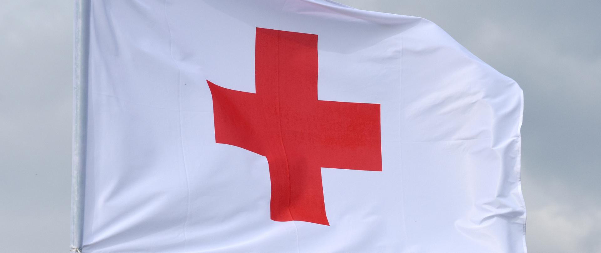 Powiewająca flaga Czerwonego Krzyża