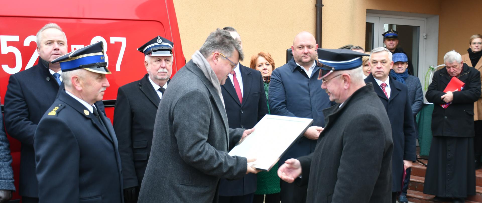 Uroczyste wręczenie decyzji o włączeniu OSP do KSRG oraz przekazanie samochodów pożarniczych w Dąbku (powiat mławski) z udziałem Sekretarza Stanu w MSWiA