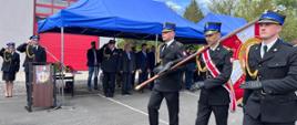Zdjęcie przedstawia poczet sztandarowy oraz zaproszonych gości podczas uroczystości z okazji Dnia Strażaka