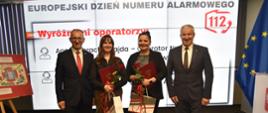 Od lewej: Wojewoda Marek Cebula, dwie wyróżnione operatorki numeru alarmowego, Andrzej Kamiński, Dyrektor Wydziału Bezpieczeństwa i Zarządzania Kryzysowe w LUW, podczas Obchodów Europejskiego Dnia Numeru Alarmowego 112