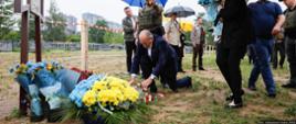 Szef polskiej dyplomacji rozpoczął wizytę na Ukrainie od złożenia kwiatów w podkijowskiej Buczy