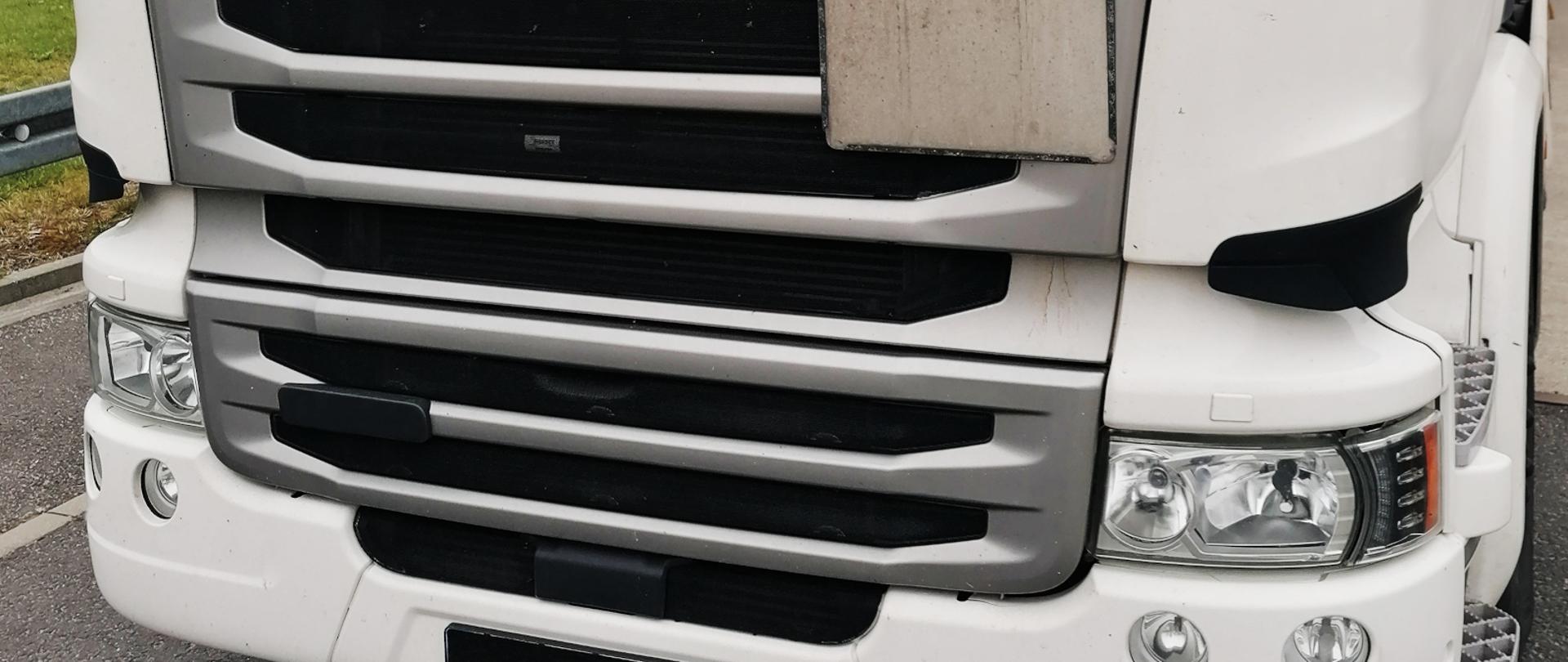 Zespół pojazdów zatrzymany przez inspektorów śląskiej Inspekcji Transportu Drogowego. Na zdjęciu przód ciągnika siodłowego.