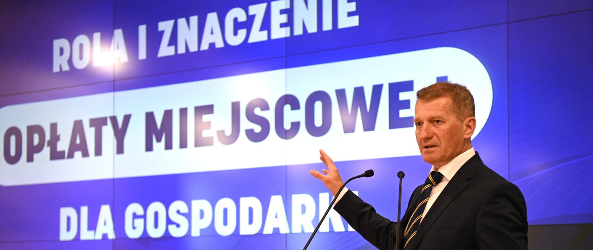 Ireneusz Raś podczas konferencji nt. opłaty miejscowej