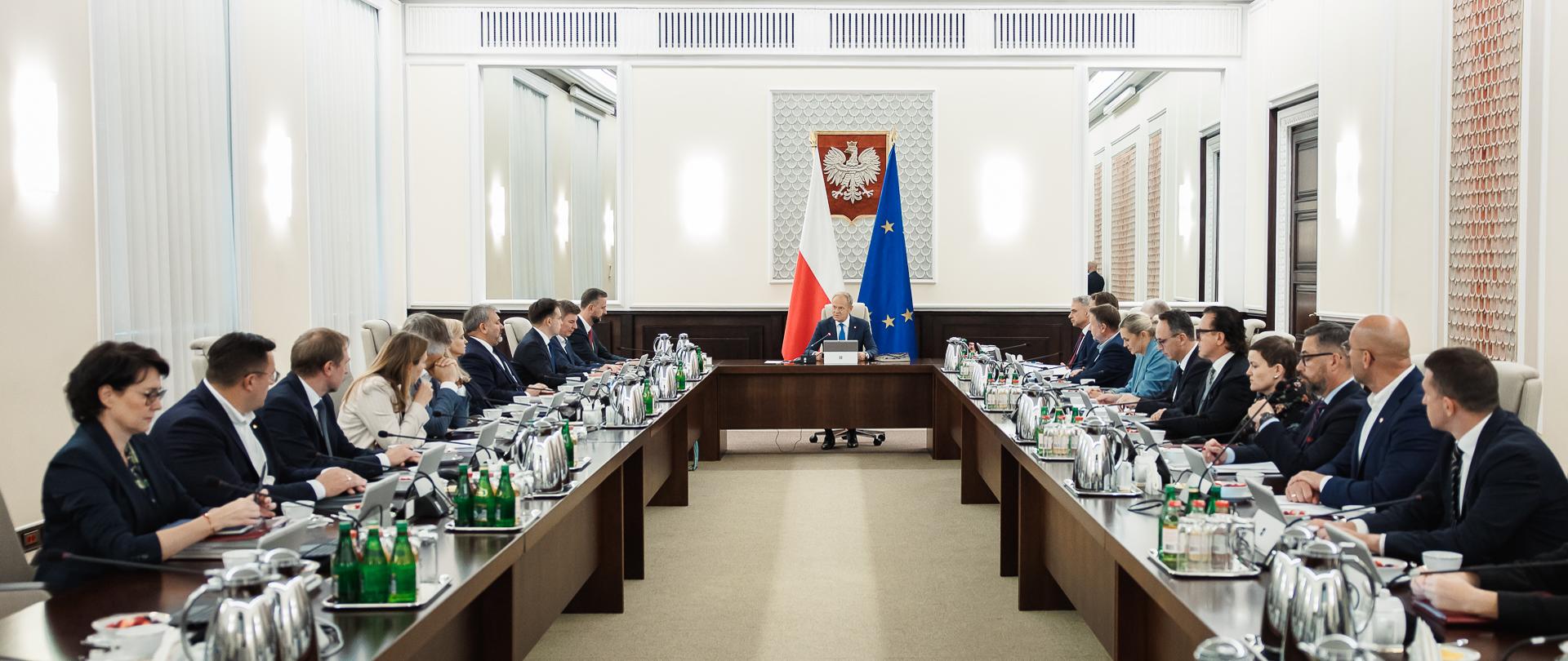 Posiedzenie Rady Ministrów, u szczytu stołu Premier Donald Tusk.