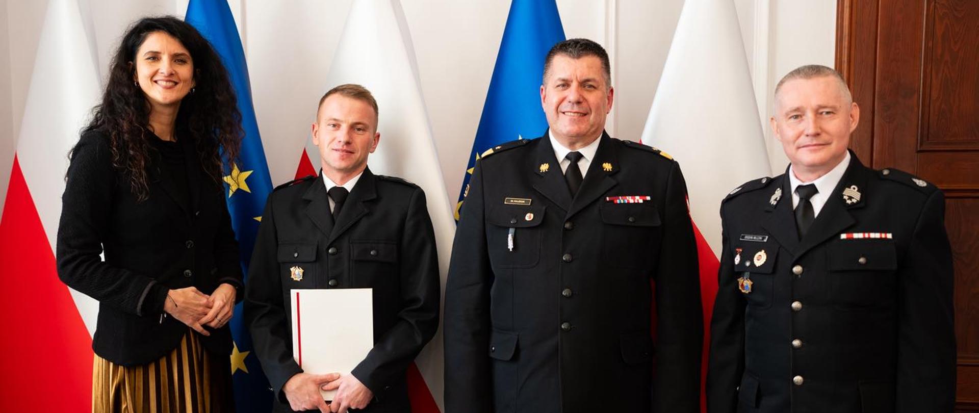 wojewoda podczas spotkania ze strażakami