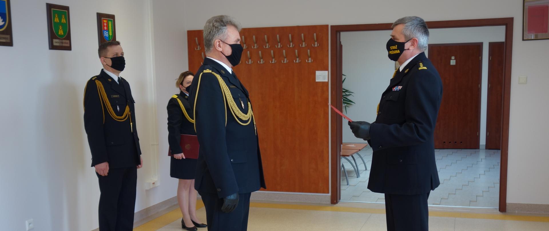 Na zdjęciu funkcjonariusze podczas uroczystej zbiórki z okazji zdania obowiązków Komendanta Powiatowego PSP