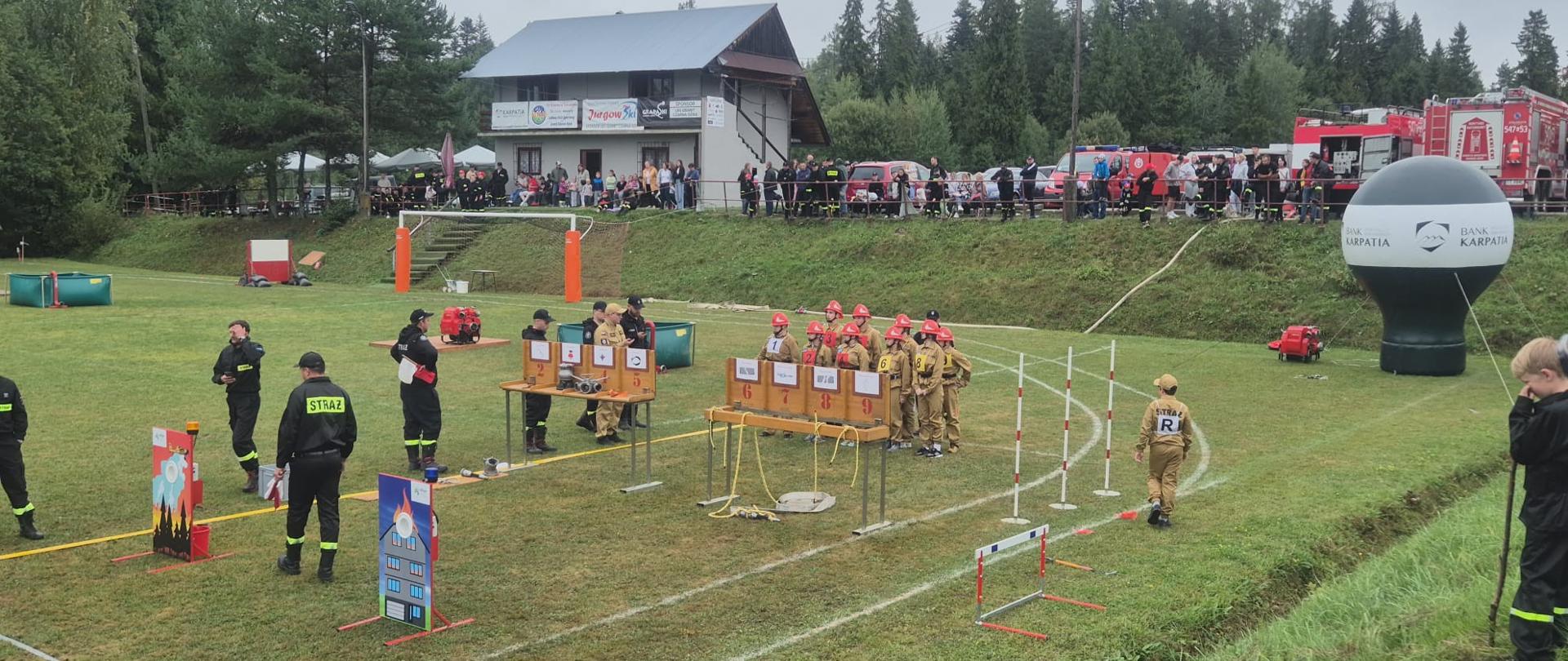 Zdjęcie przedstawia rywalizację sportową młodzieżowych drużyn pożarniczych