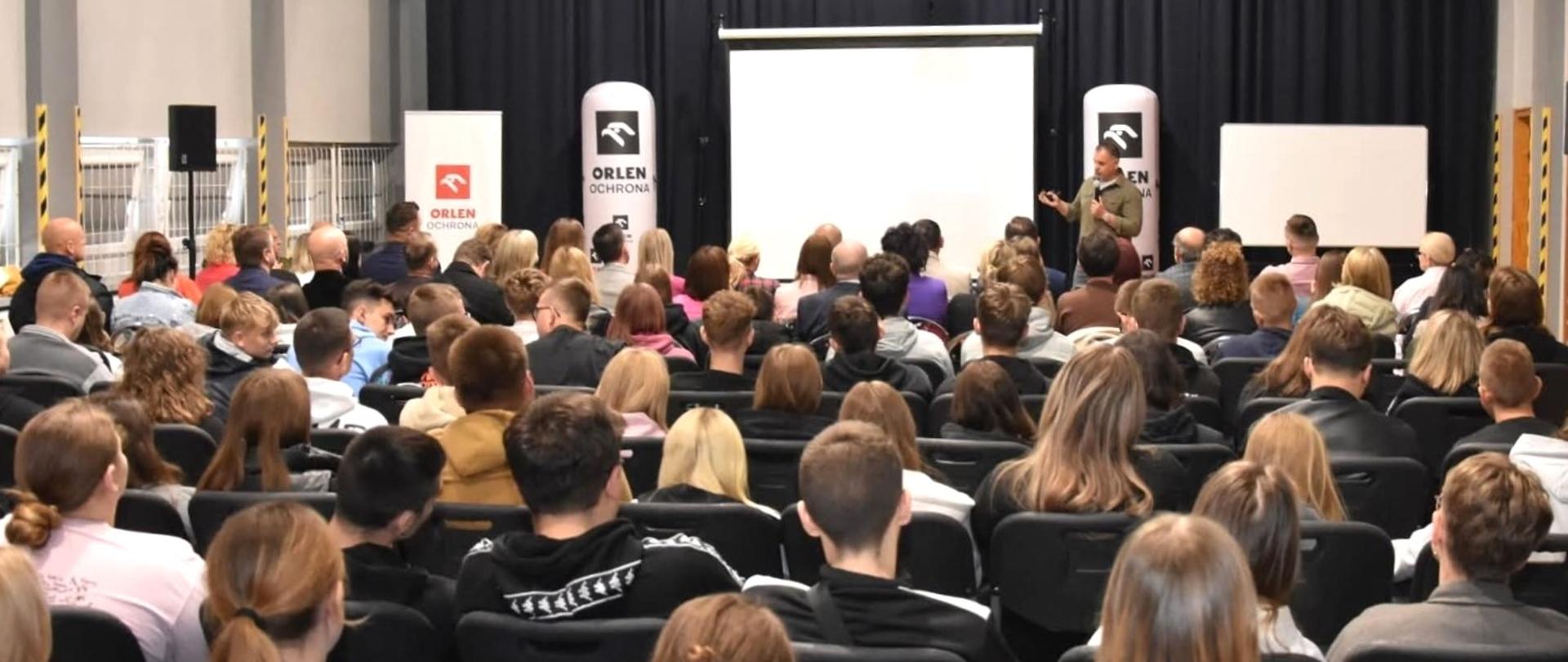 Na zdjęciu widać kobiety i mężczyzn