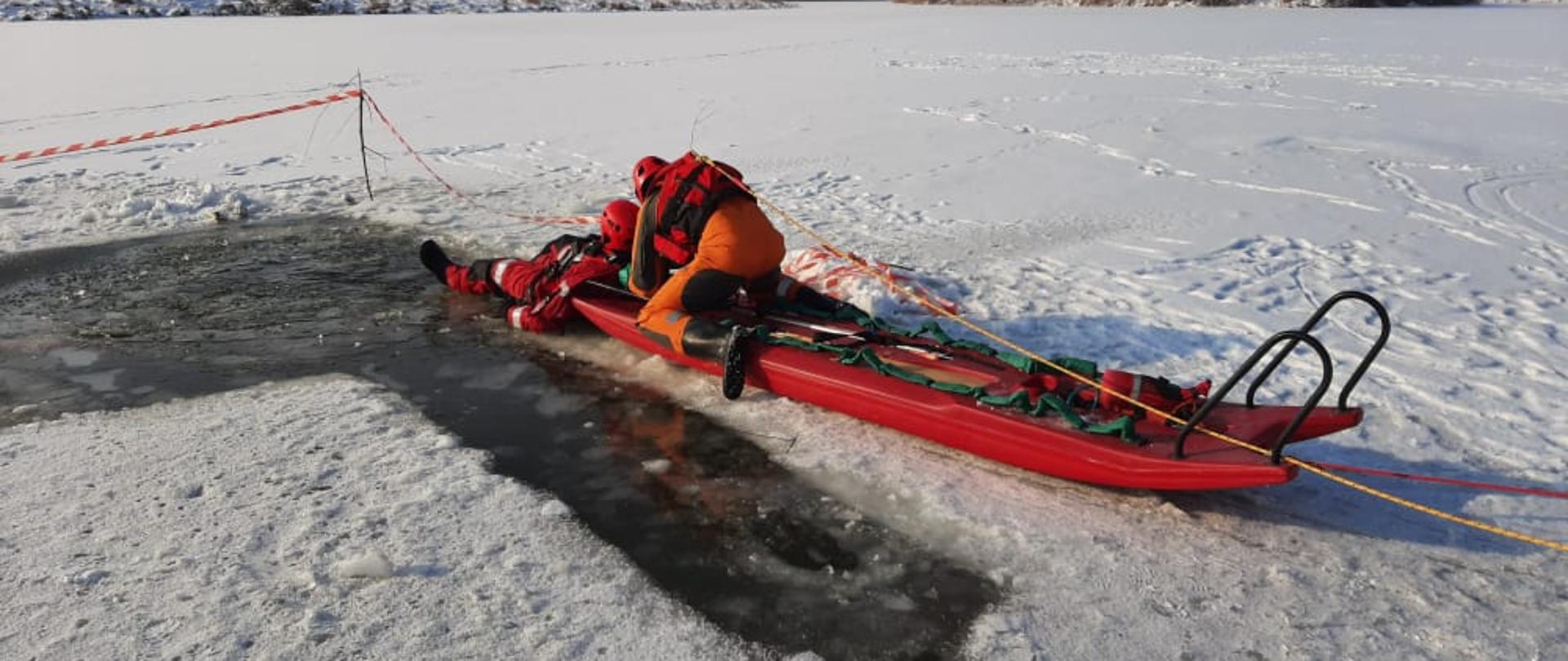 Komenda Powiatowa PSP w Pińczowie zorganizowała ćwiczenia praktyczne z zakresu ratownictwa lodowego na terenie zalewu wodnego Ośrodka Sportu i Rekreacji w Pińczowie