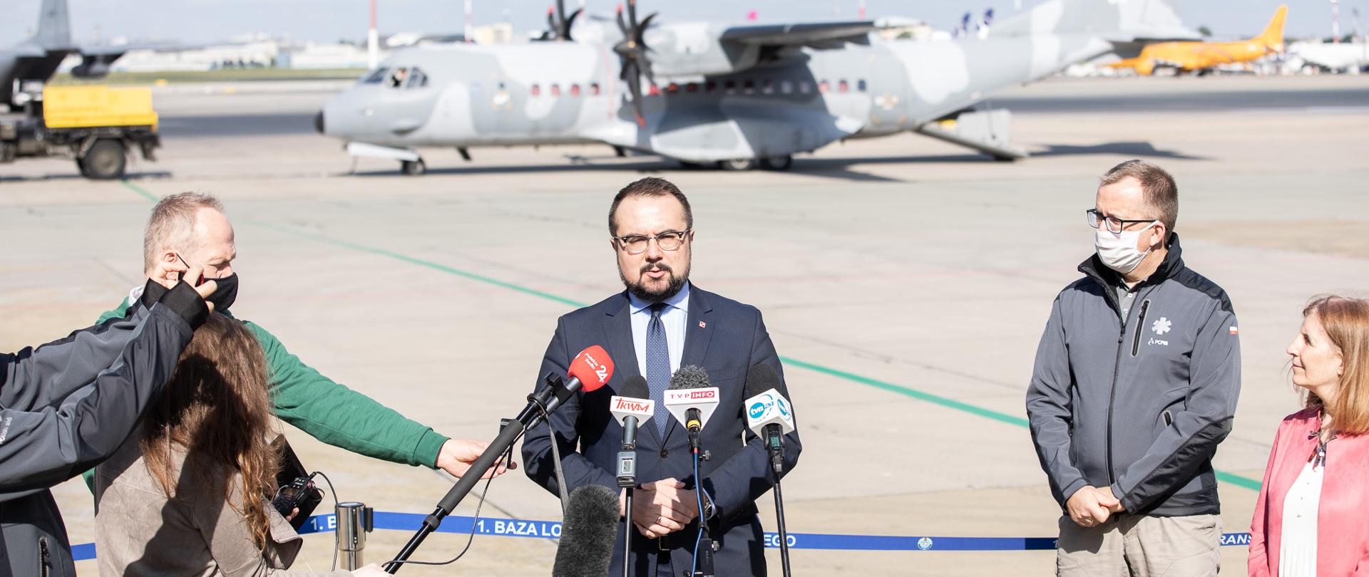 2020.06.06 Warszawa . Minister Pawel Jablonski . Wojskowy Port Lotniczy . Wylot lekarzy do Tadzykistan .Fot. Tymon Markowski / MSZ