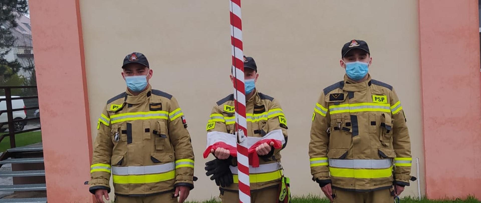 poczet flagowy składający się z trzech funkcjonariuszy.