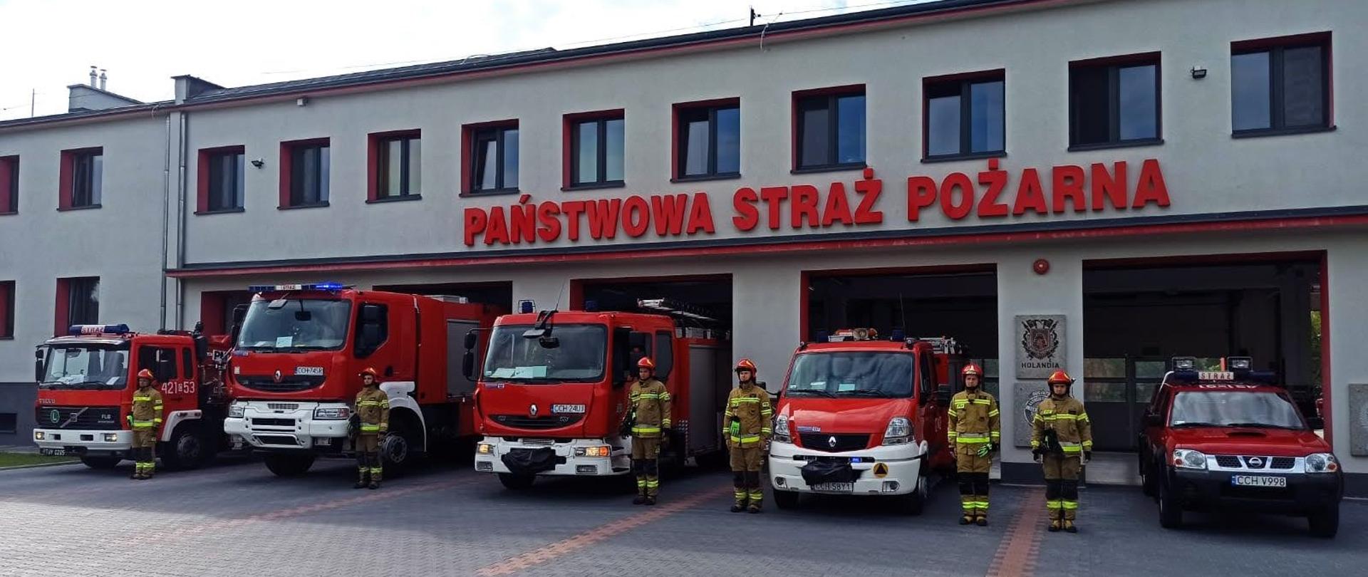 Na zdjęciu przed budynkiem Komendy Powiatowej Państwowej Straży Pożarnej znajdują się pojazdy oraz strażacy oddający hołd w 78 rocznicę wybuchu Powstania Warszawskiego 