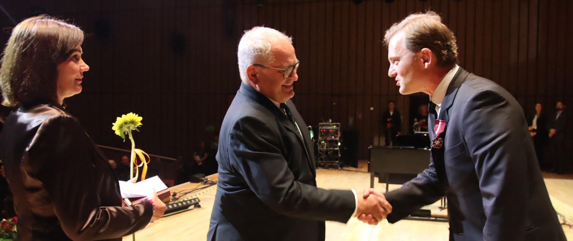 Inauguracja sezonu kulturalnego województwa łódzkiego 2025/26 - I wicewojewoda łódzki Marek Mazur wręcza odznaczenia laureatom (Radosław Osypiuk)