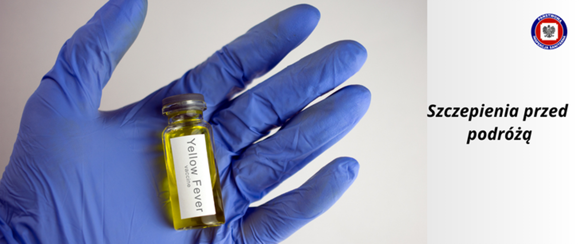 Na szarym tle dłoń w niebieskiej rękawiczce trzymająca fiolkę zawierającą szczepionkę przeciwko żółtej gorączce. Na fiolce na białym tle ciemny napis Yellow fever vaccine. Po prawej stronie napis szczepienia przed podróżą. W prawy górnym rogu logo Państwowej Inspekcji Sanitarnej