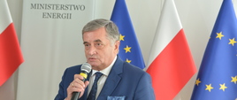 Wiceminister energii Tadeusz Skobel podczas uroczystości podpisania porozumienia o współpracy przy usuwaniu awarii sieci elektroenergetycznych