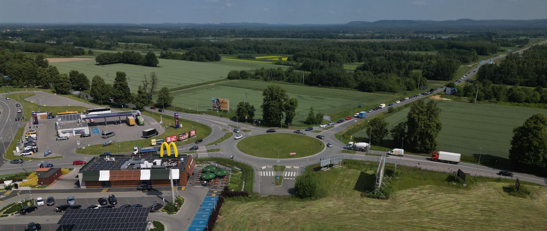 Rondo w Zatorze, początek nowej obwodnicy, jeden wlot ronda "ślepy", na lewo od ronda restauracja i stacja paliw, w oddali pola, zdjęcie lotnicze