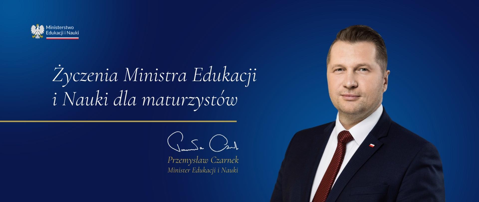 Na niebieskim tle uśmiechnięty minister Czarnek i napis Życzenia Ministra Edukacji i Nauki dla maturzystów.